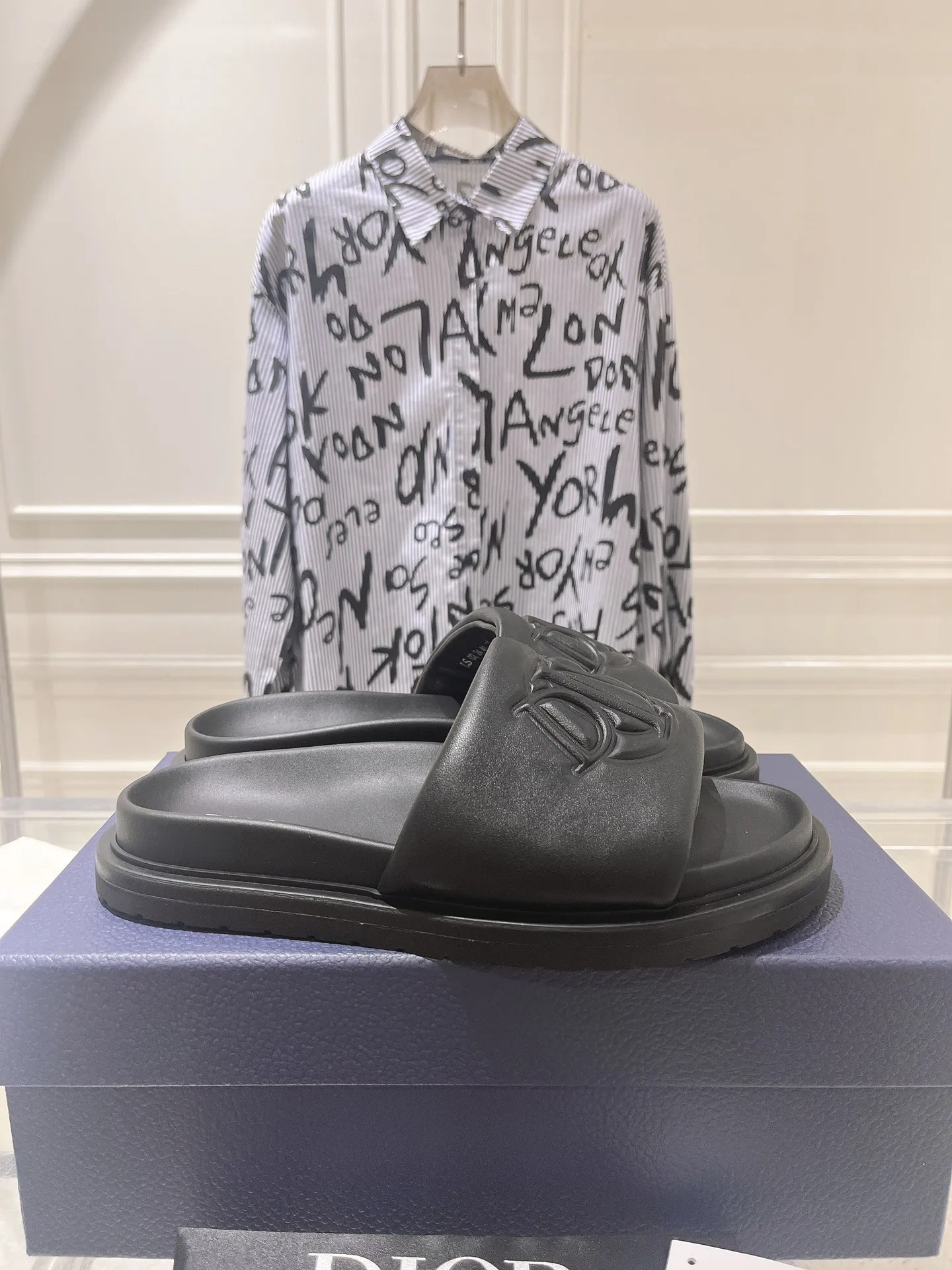 👟👟Ex-factory price 420👟👟 #Men's top version 𝐃𝐈𝐎𝐑# Dior's new men's summer slippers 🔥Purchase the original development Alias ​​sandals are new products in 2024. They are a leisurely and exquisite work. The upper is made of imported denim ➕ calfskin 🔥 Original molded rubber outsole provides the best comfort 🔥 ✔️Size: #38-46